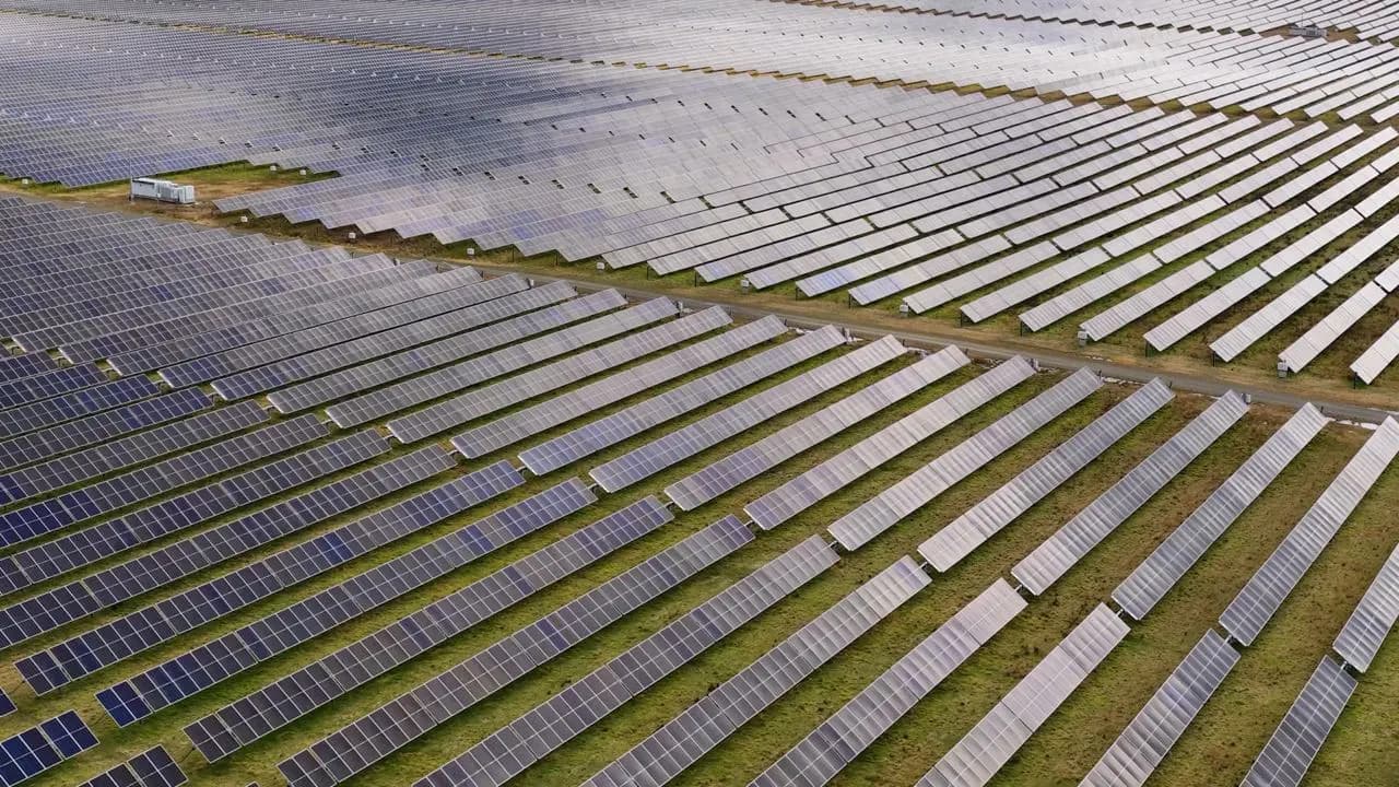 Solar, wind and hybrid complexes worldwide